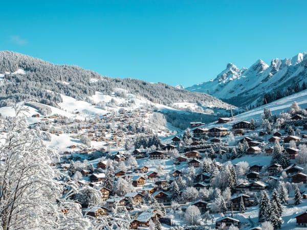 Vue des toits enneigés des nombreux chalets de cette charmante station de la Clusaz