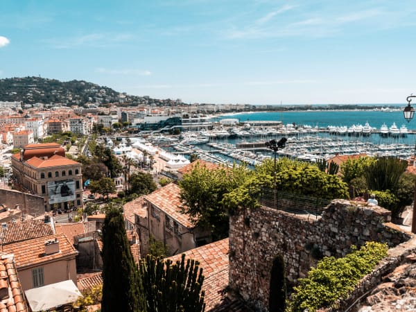 Vue de Cannes et de la croisette avec le palais des festivals et les palmiers