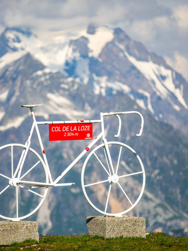 Vélo au sommet du Col de la Loze