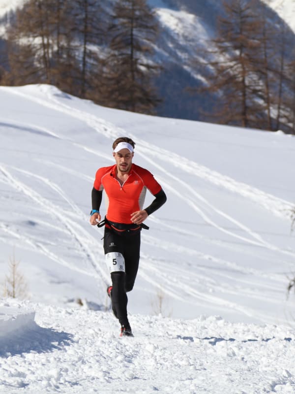 Traileur courant dans la neige