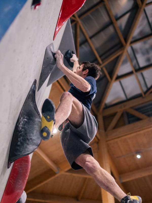 Grimpeur d'escalade en salle 