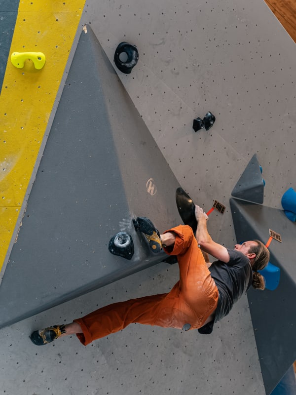 Grimpeur dans une salle d'escalade