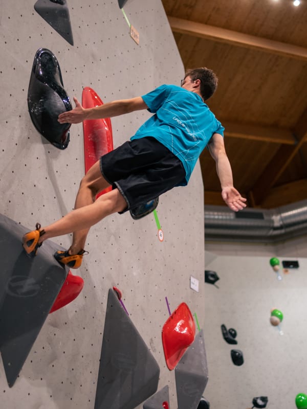 Grimpeur en escalade en salle