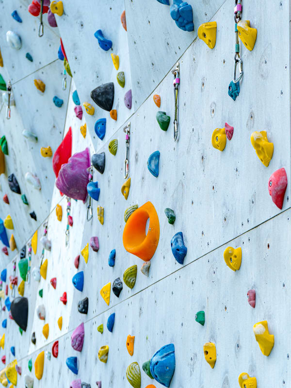 Mur d'escalade avec des prises et des dégaines