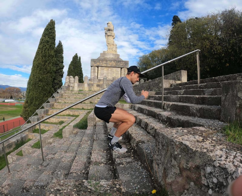 Entrainement à Antibes au stade dans des escaliers avec préparation physique