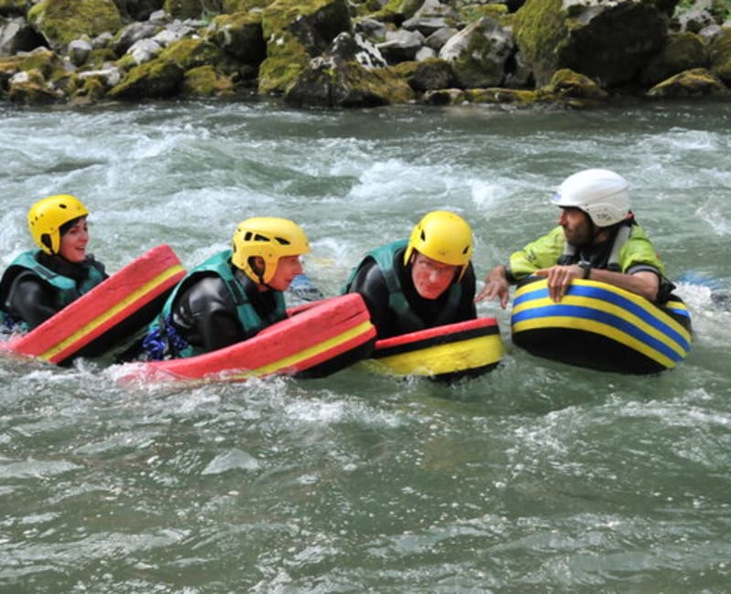 Personnes faisant de l'hydrospeed dans la Dranse