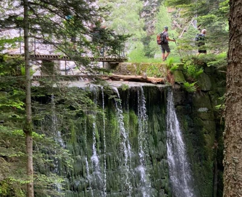 Randonneurs marchant au dessus d'une cascade