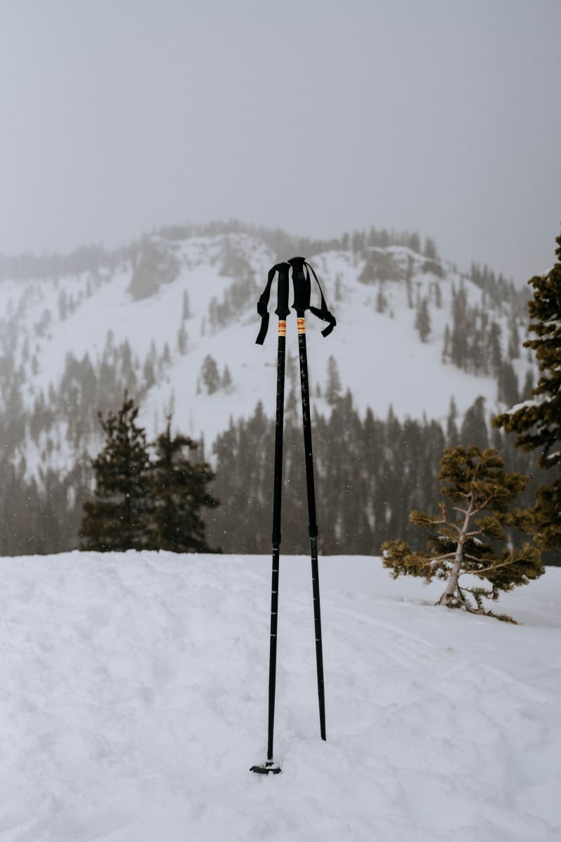 Image d'une paire de bâton de ski planté dans la neige