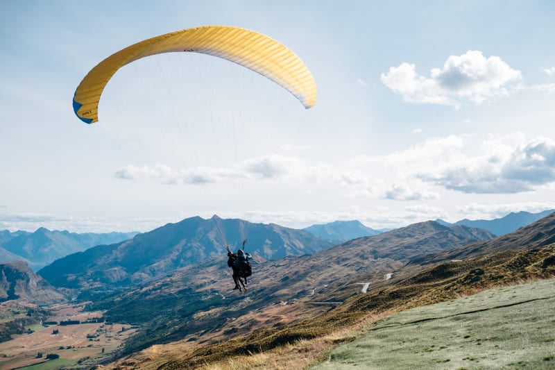 Parapente au dessus des montagnes