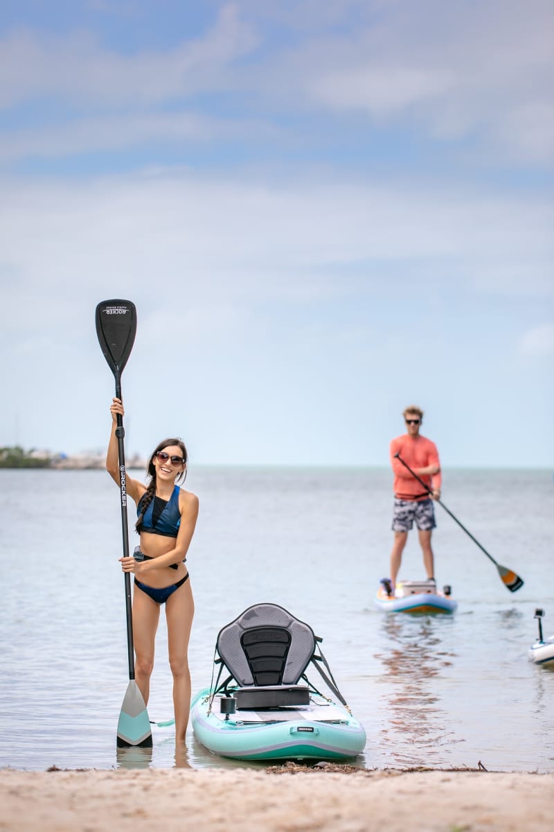 Deux personnes faisant du paddle arrivant sur une plage