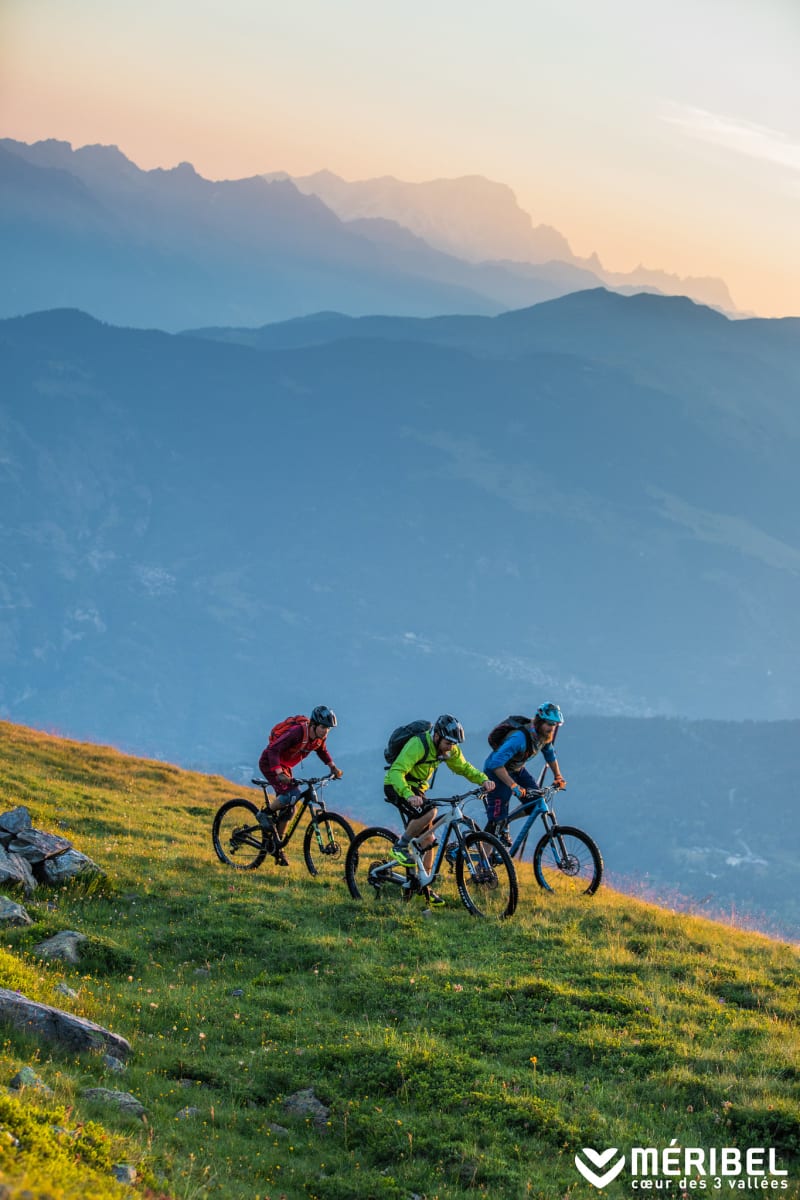 3 personnes faisant du VTT et descendant une piste de VTT à Méribel