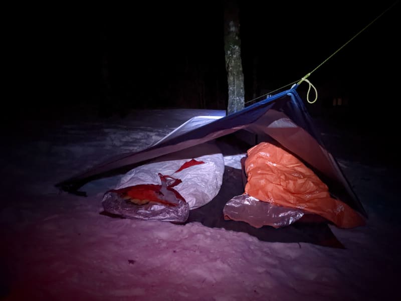 une bâche de sol, un bivy, un matelas un duvet, un drap de soie... voila ce qu'il faut pour un bivouac hivernal