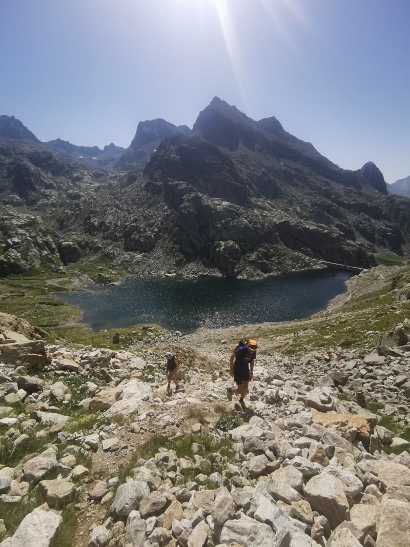 Des personnes randonnant dans le Mercantour dans les Alpes Maritimes