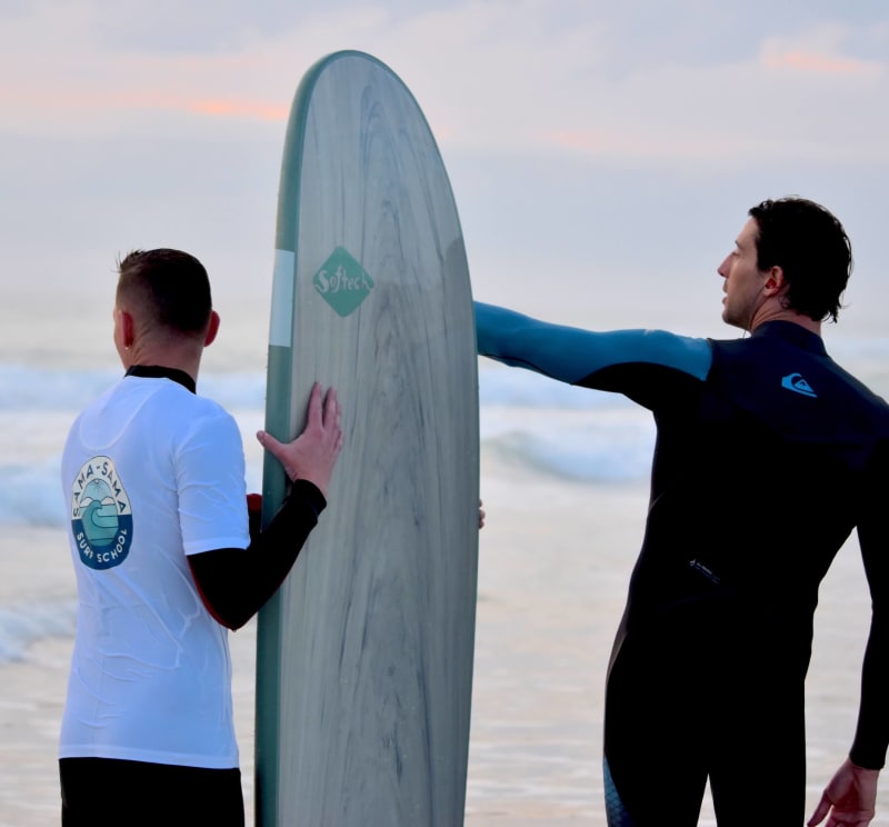 Un prof de surf et un élève de surf durant un cours de surf
