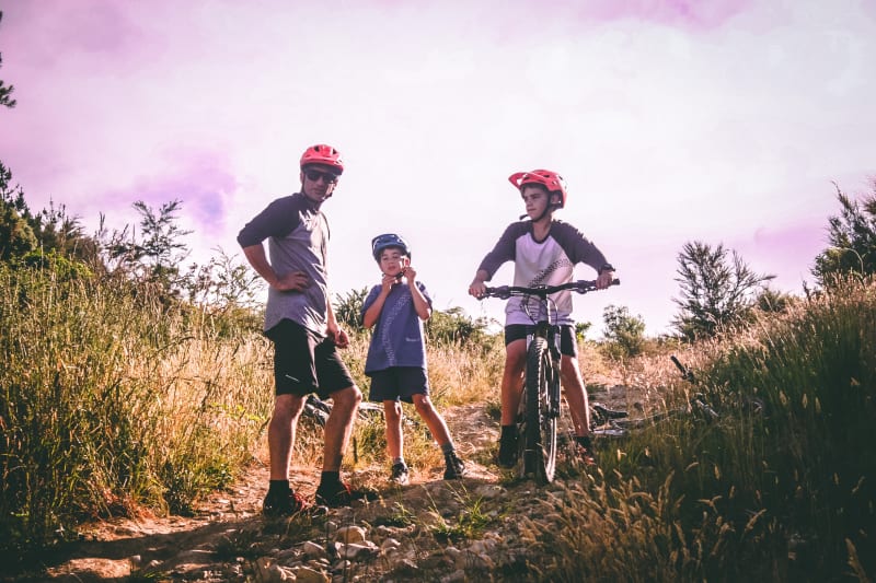 Enfants er adulte à VTT sur un sentier