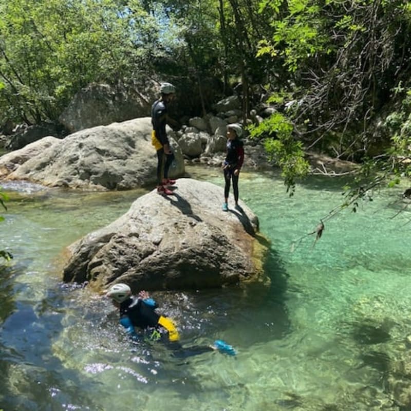 3 personnes dans les gorges du loup faisant du canyoning