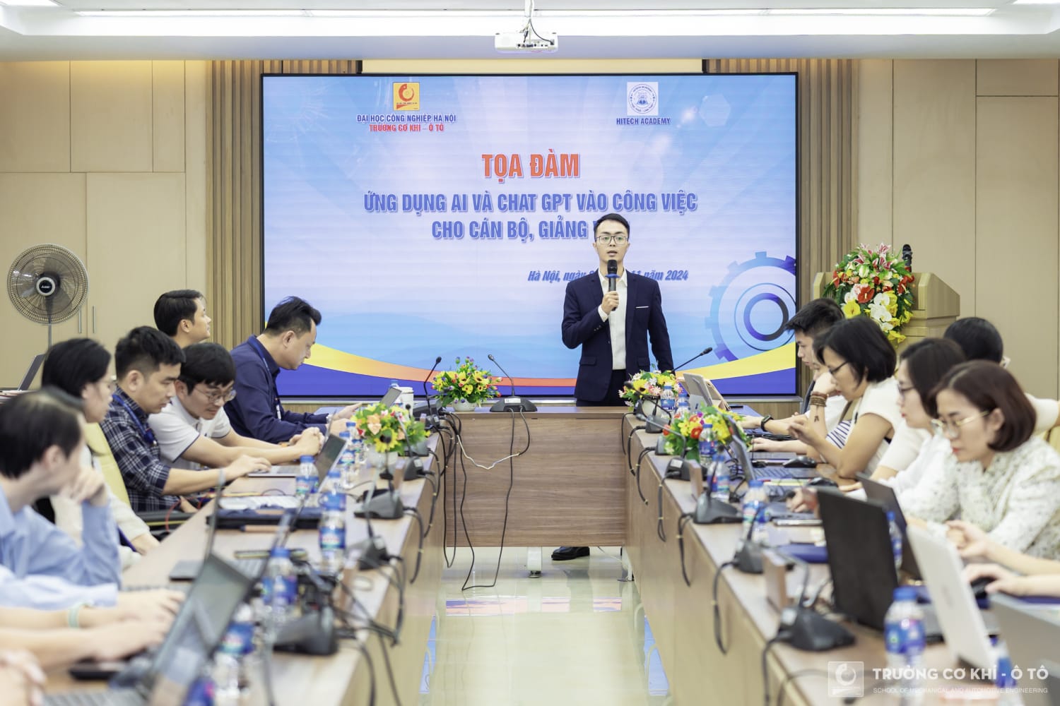 Lê Thanh Sơn đứng lớp toạ đàm ứng dụng AI và ChatGPT vào công việc