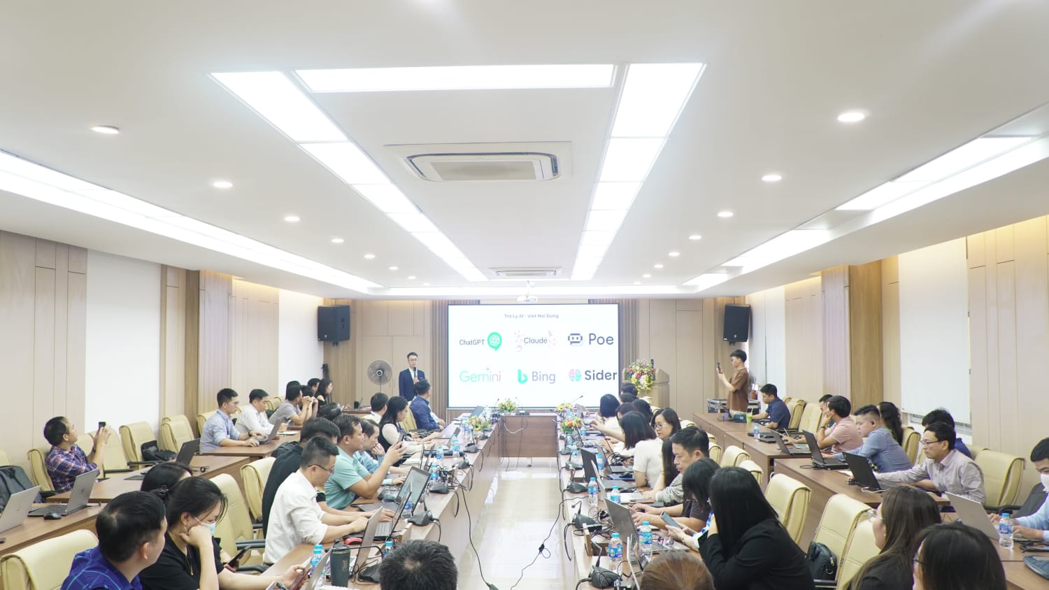Lớp đào tạo ứng dụng AI cho cán bộ, giảng viên Đại học Công nghiệp Hà Nội