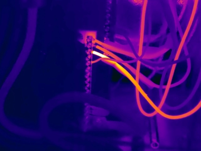 Thermal image showing a loose neutral connection in a three-phase distribution board