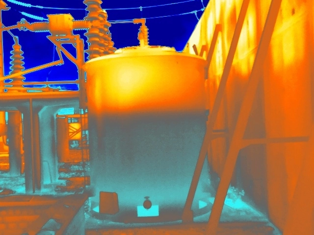 Thermal image showing an abnormal level pattern within a transformer earth resistor, indicating a low internal liquid level