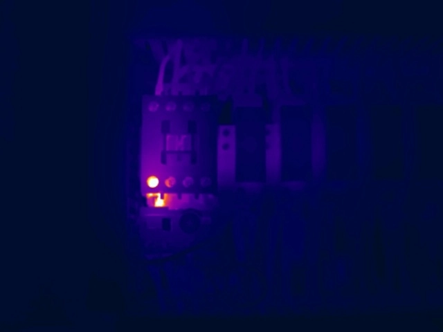 Thermal image showing localised heating at the connection between a contactor and motor overload device