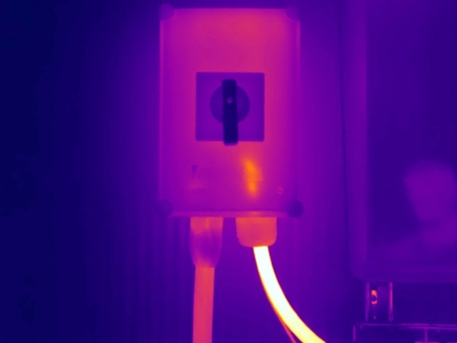 Thermal image showing abnormal heating at an isolator connection