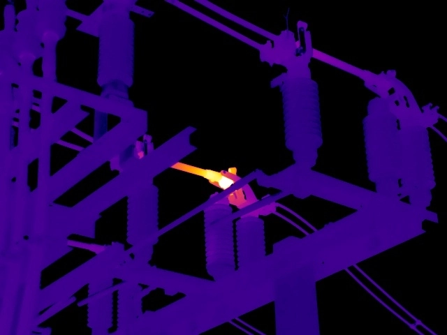 Thermal image showing high resistance at the actuator pivot assembly of a 33kV isolating switch