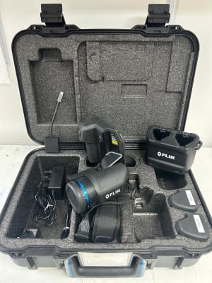 t530 Box and contents - camera from side