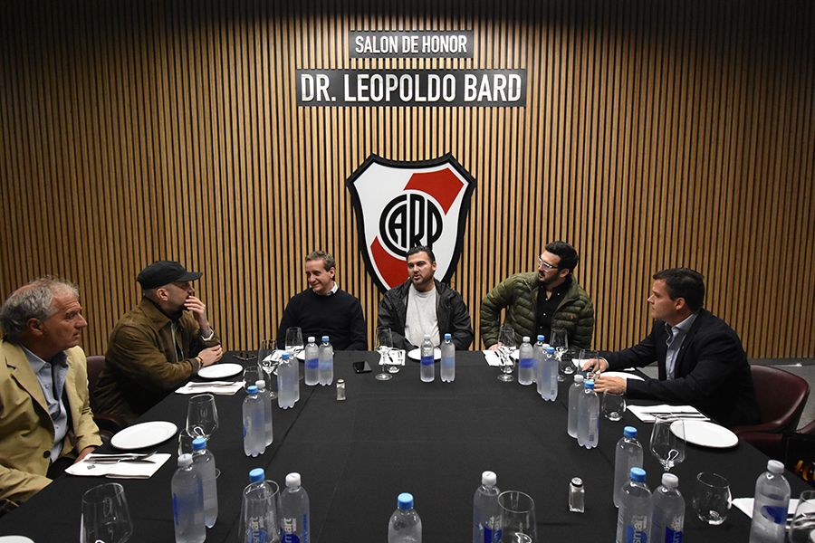 Cena de camaradería con autoridades de Barcelona