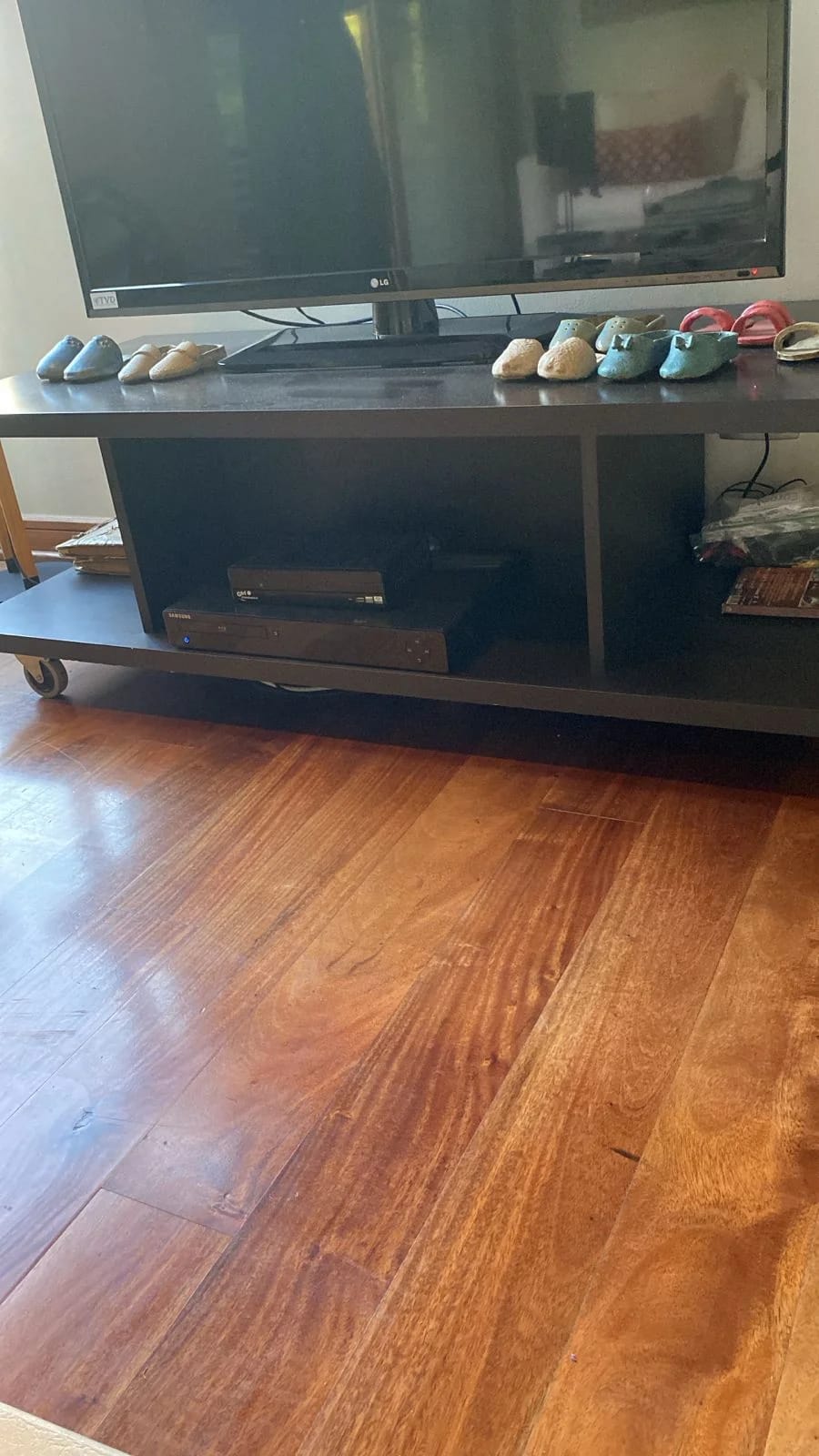Mueble negro, Televisor - Imagen 3