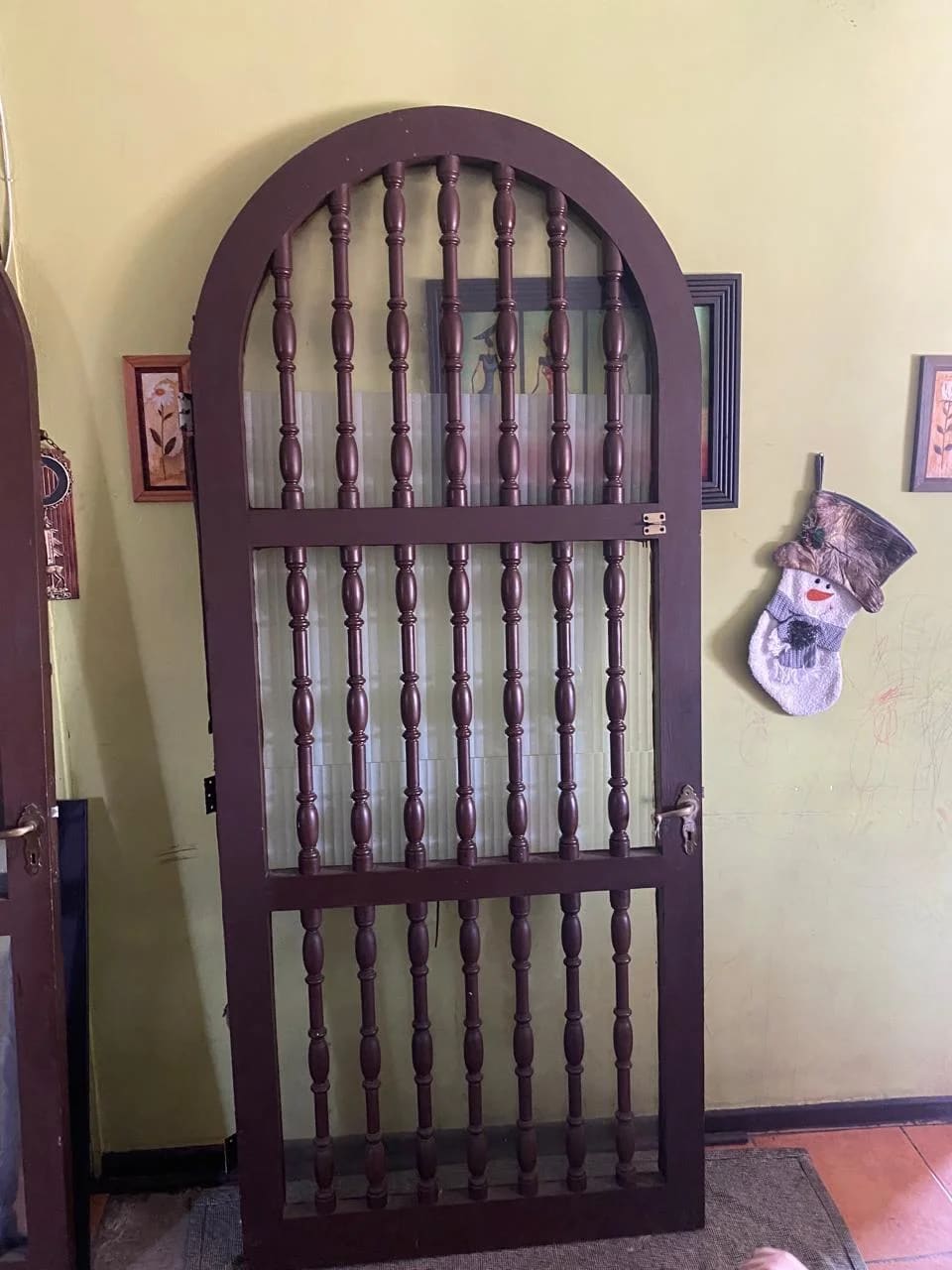 Puerta de madera maciza estilo colonial - Imagen 4