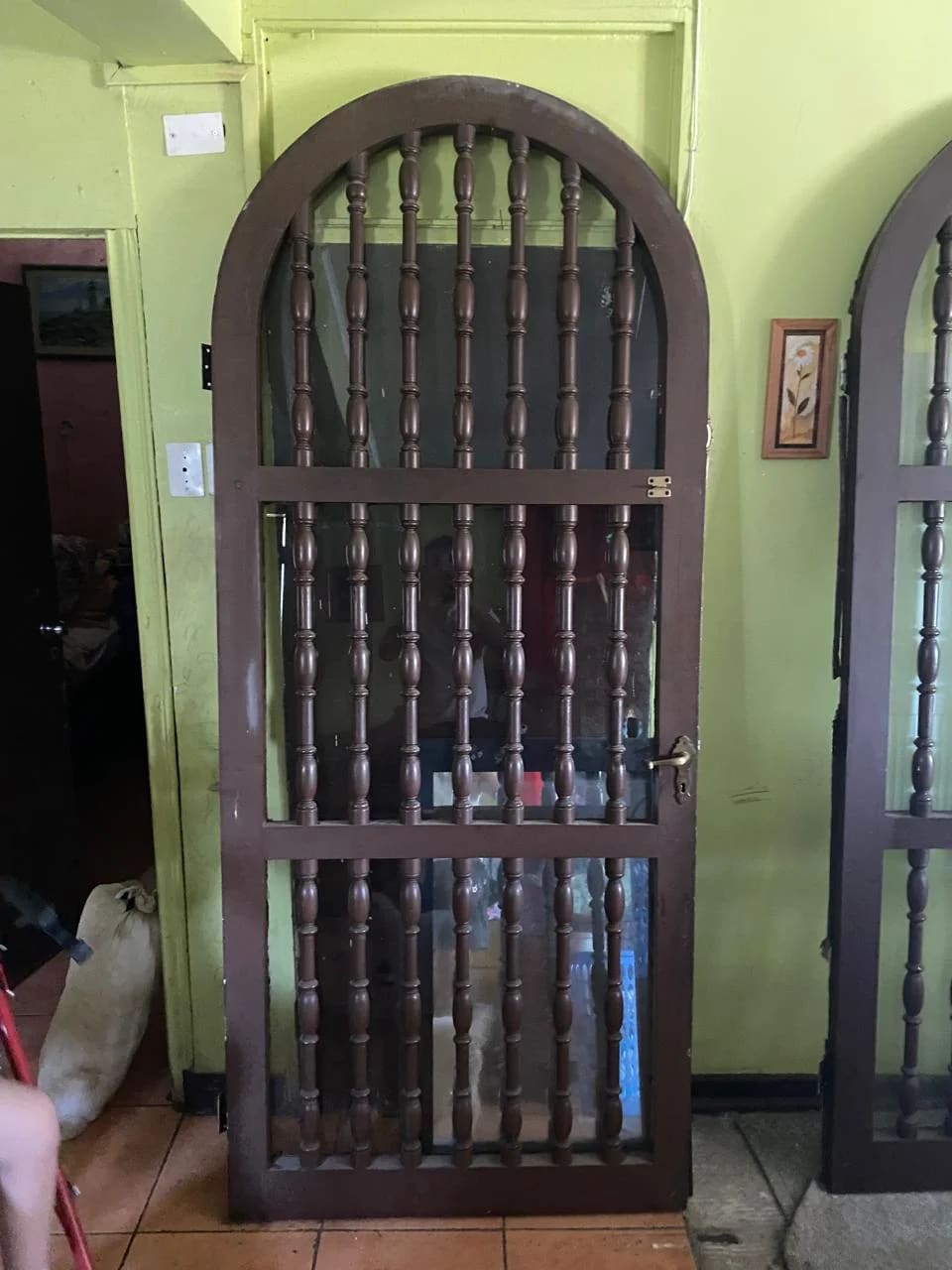 Puerta de madera maciza estilo colonial - Imagen 2