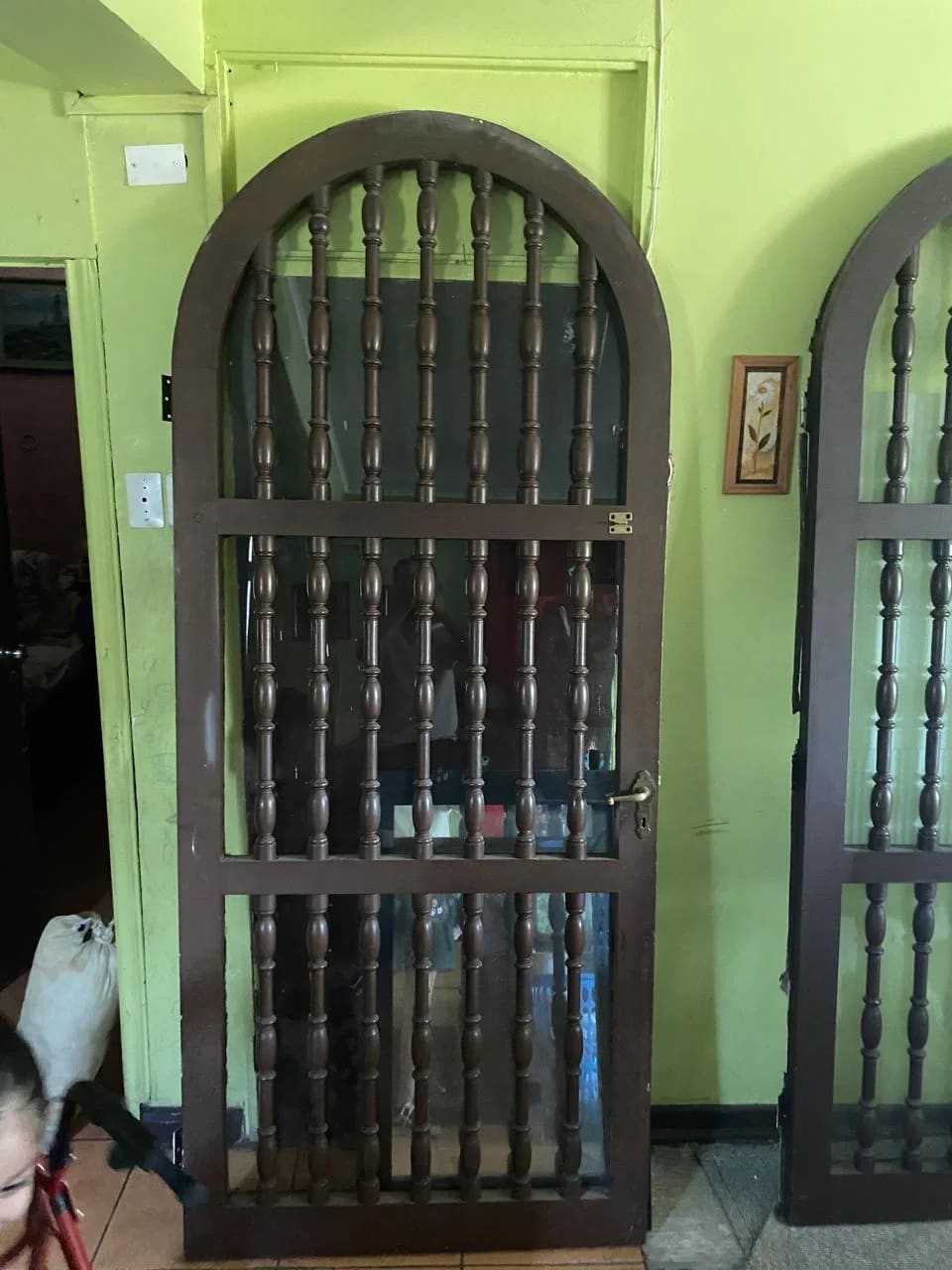 Puerta de madera maciza estilo colonial - Imagen 3