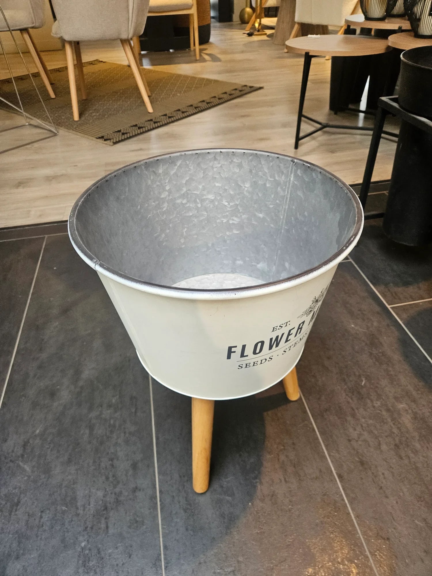 Maceta/Macetero Blanco con Patas – Estilo Nórdico, Base de Madera (Nueva) - Imagen 3