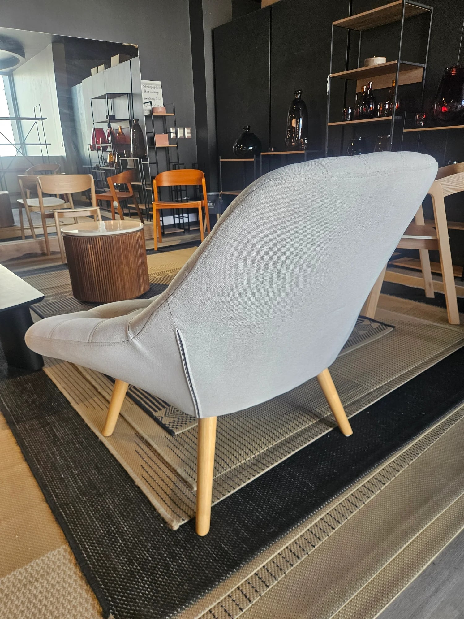 Poltrona Gris – Diseño Moderno, Tapiz Acolchado con Patas de Madera (Nueva) - Imagen 3