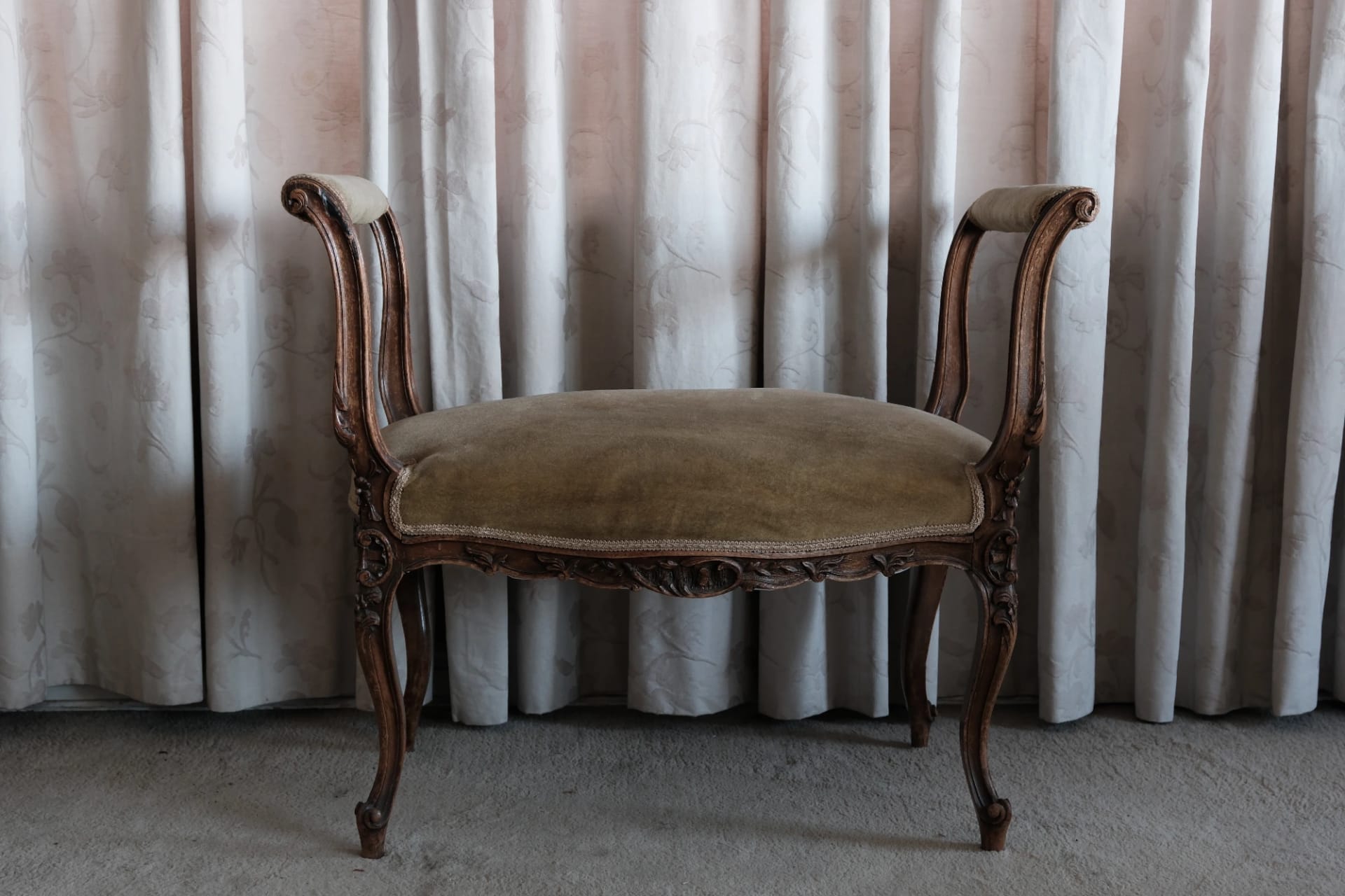 Set de Salón en madera tallada y tapiz verde oliva - Imagen 2