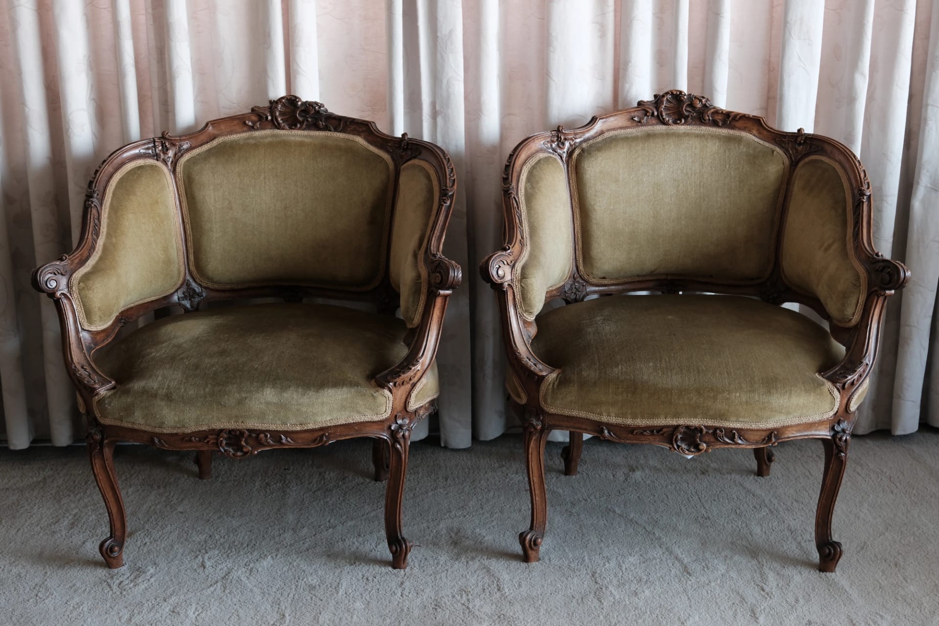 Set de Salón en madera tallada y tapiz verde oliva - Imagen 3