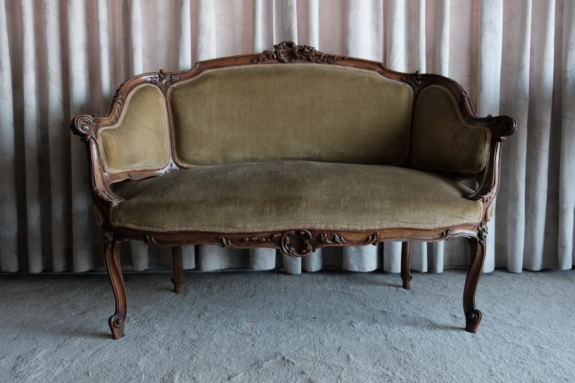 Set de Salón en madera tallada y tapiz verde oliva - Imagen 4