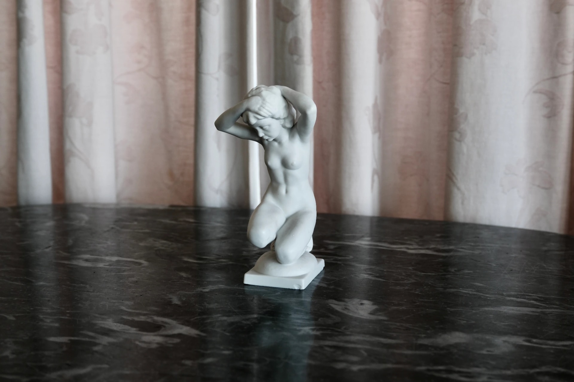 Escultura decorativa femenina - Imagen 1