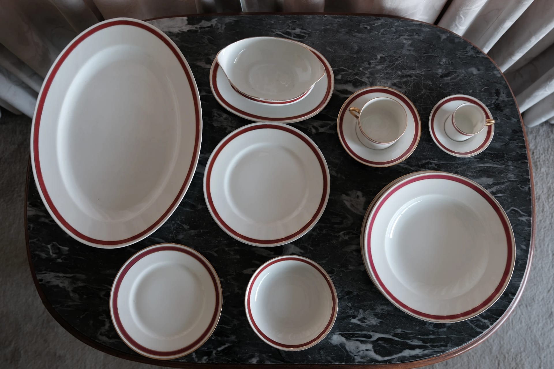 Juego de vajilla limoges blanca con borde rojo y detalles dorados - Imagen 2