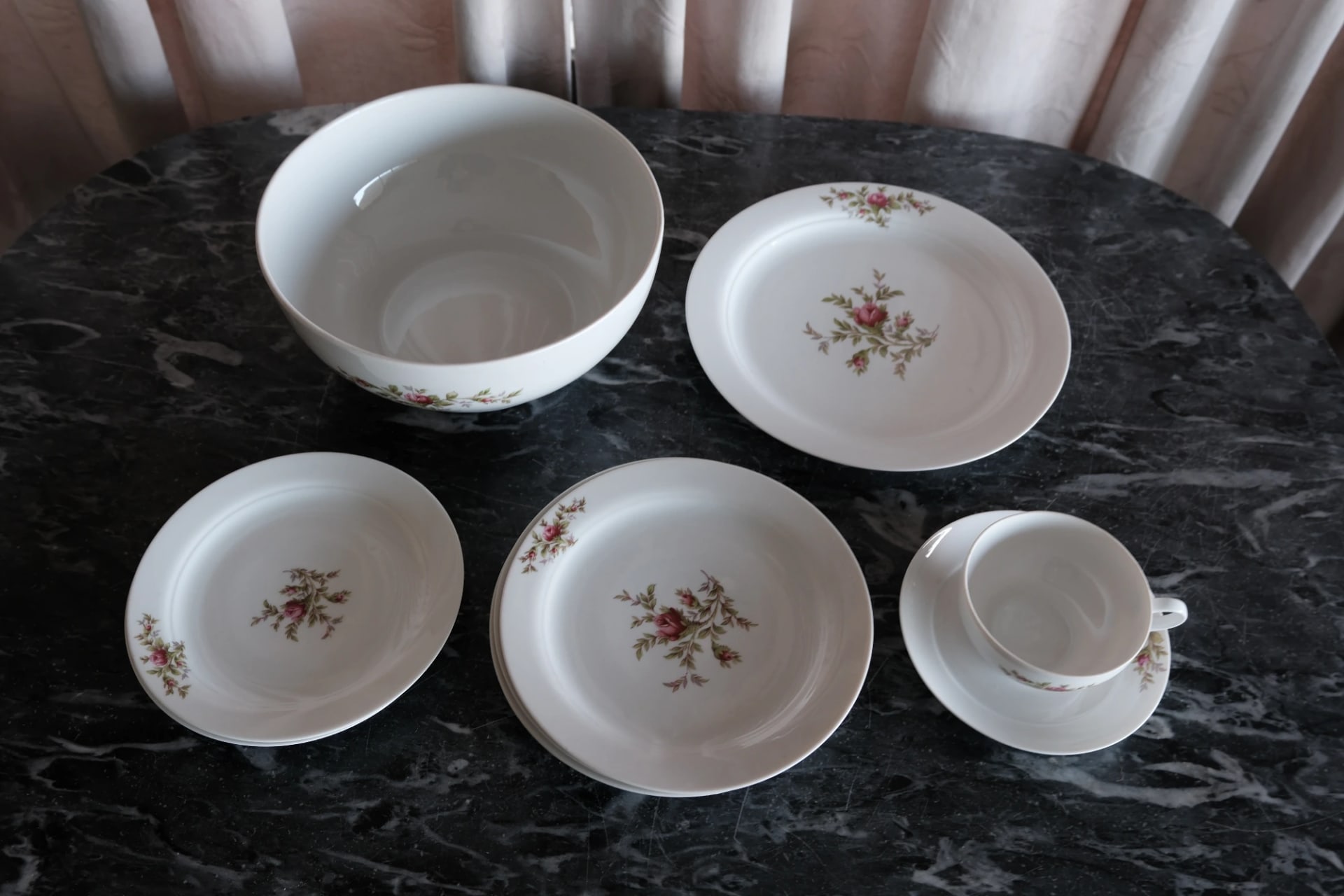 Vajilla blanca con flores - Imagen 3