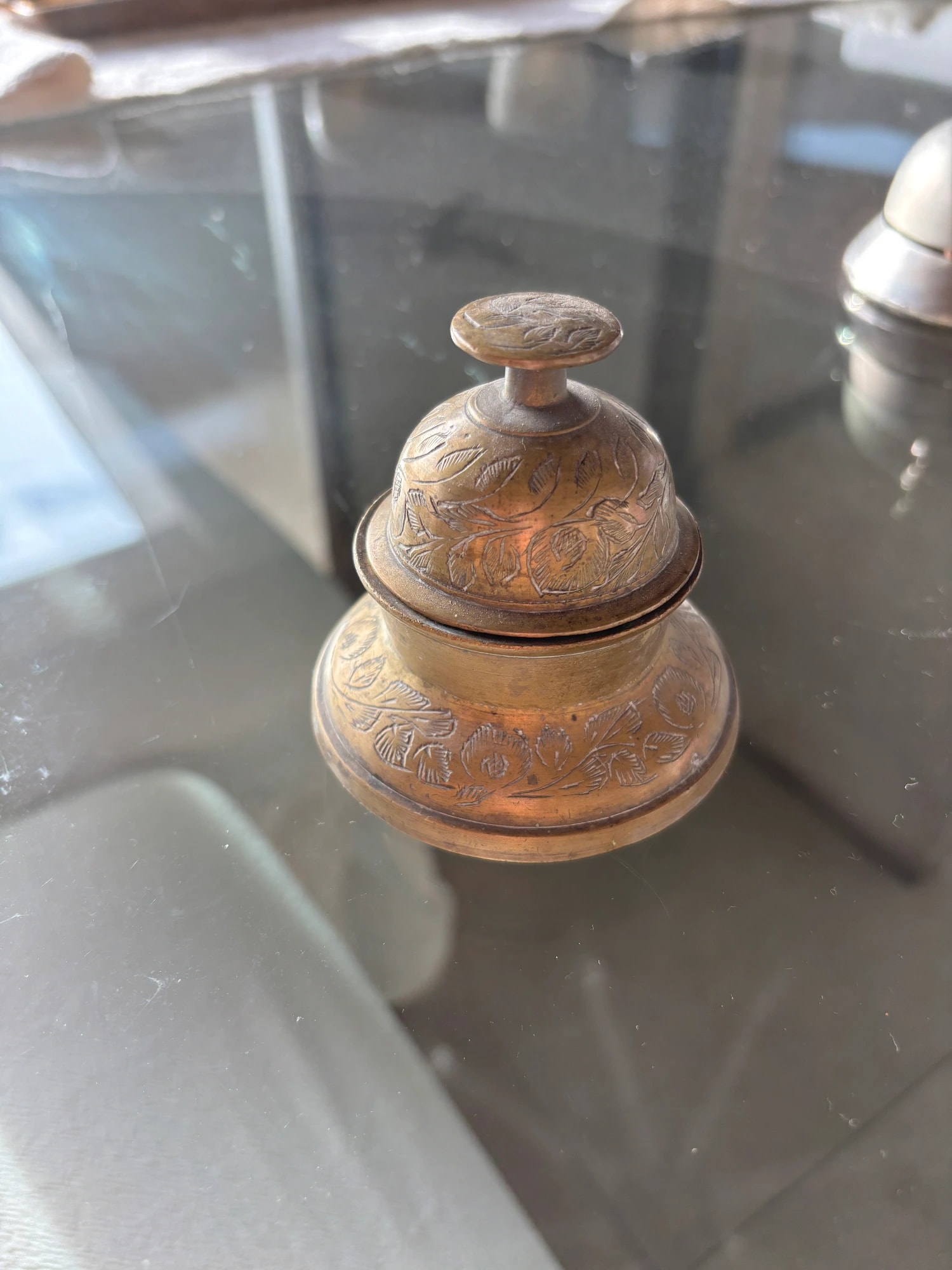 Campanilla de bronce antiguo con grabado floral - Imagen 2
