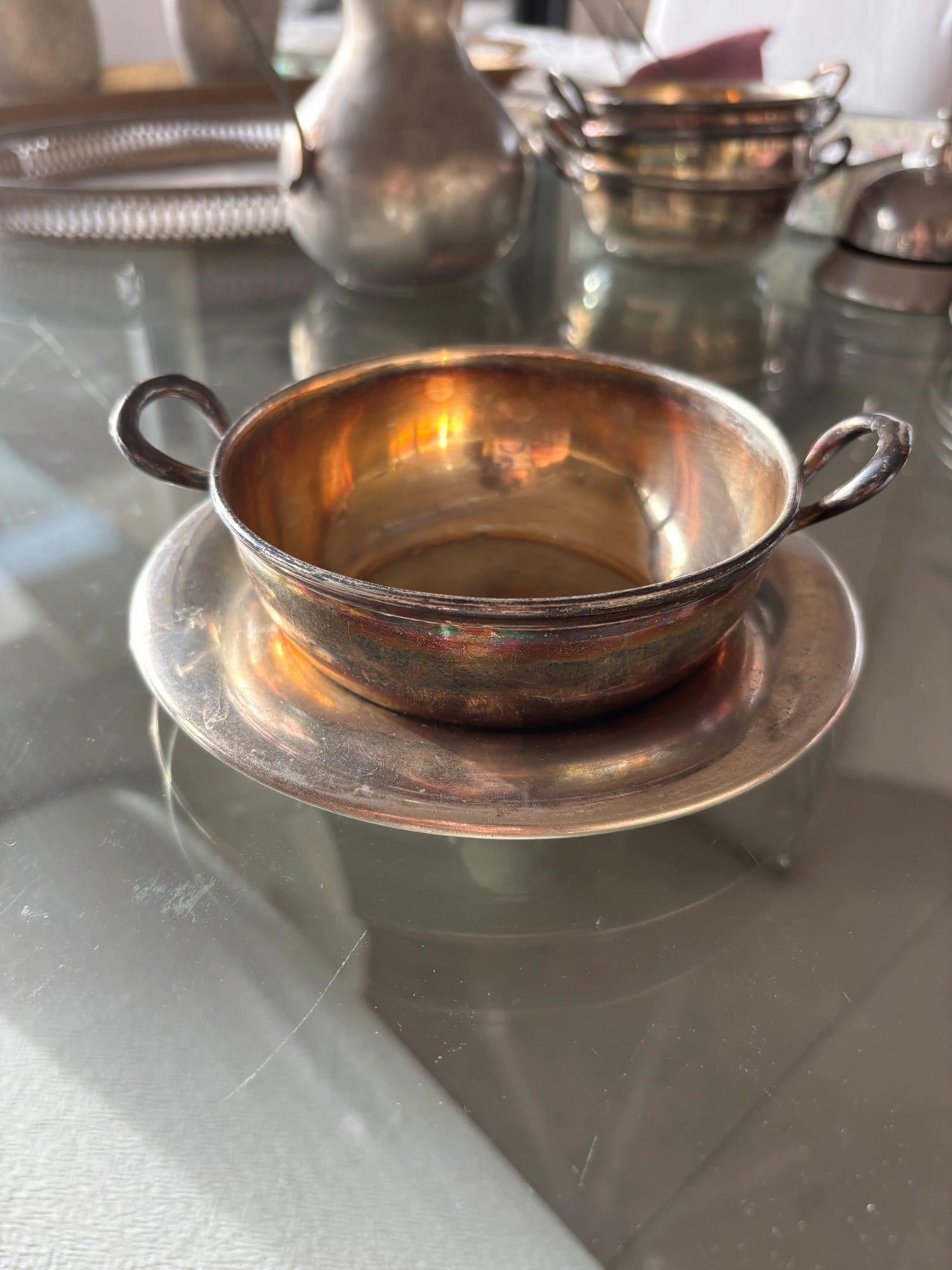 Set de 4 platos de sopa con asas y platos base de metal plateado - Imagen 1