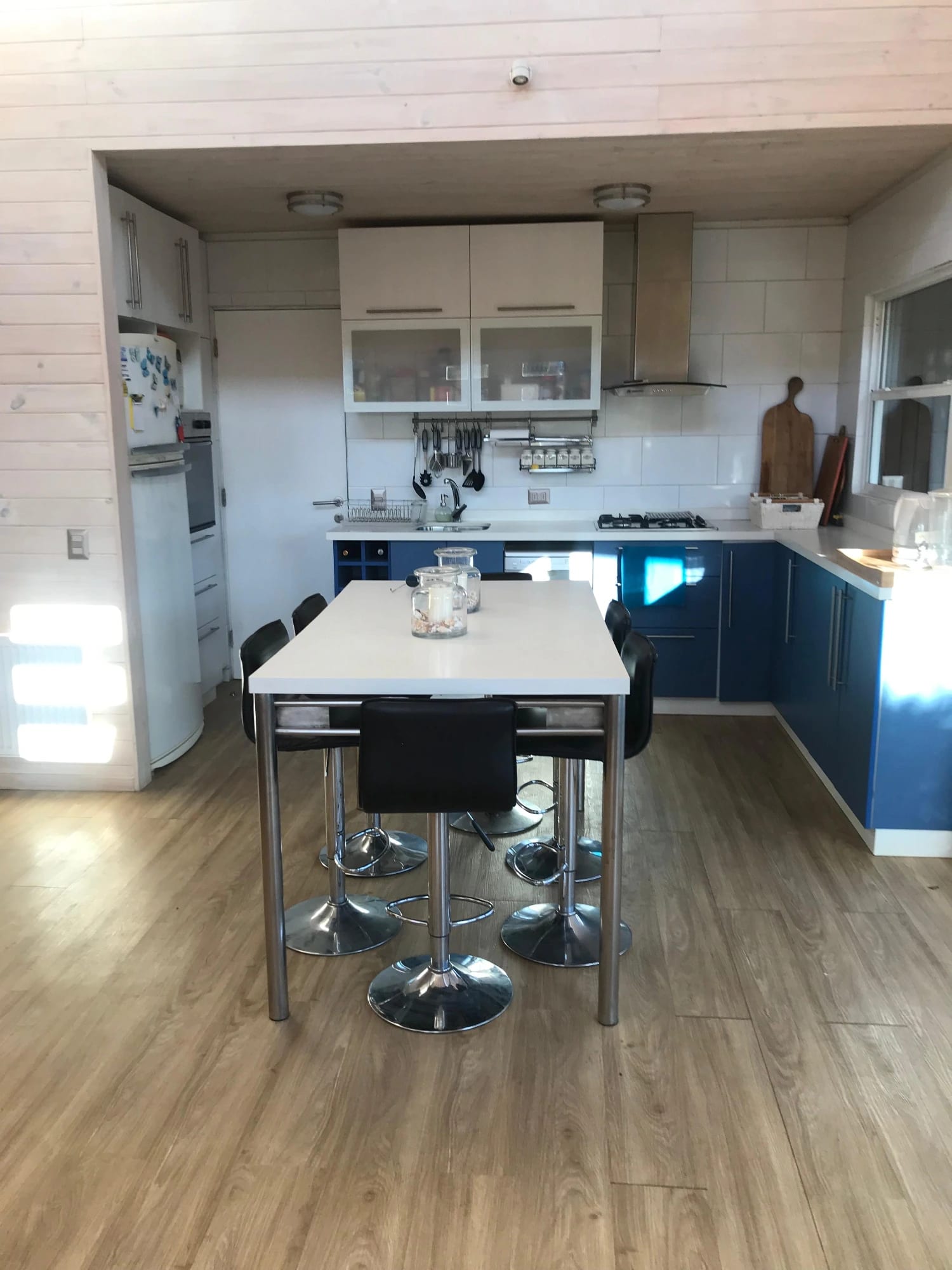 Mesa de comedor/isla de cuarzo y patas cromadas - Imagen 3
