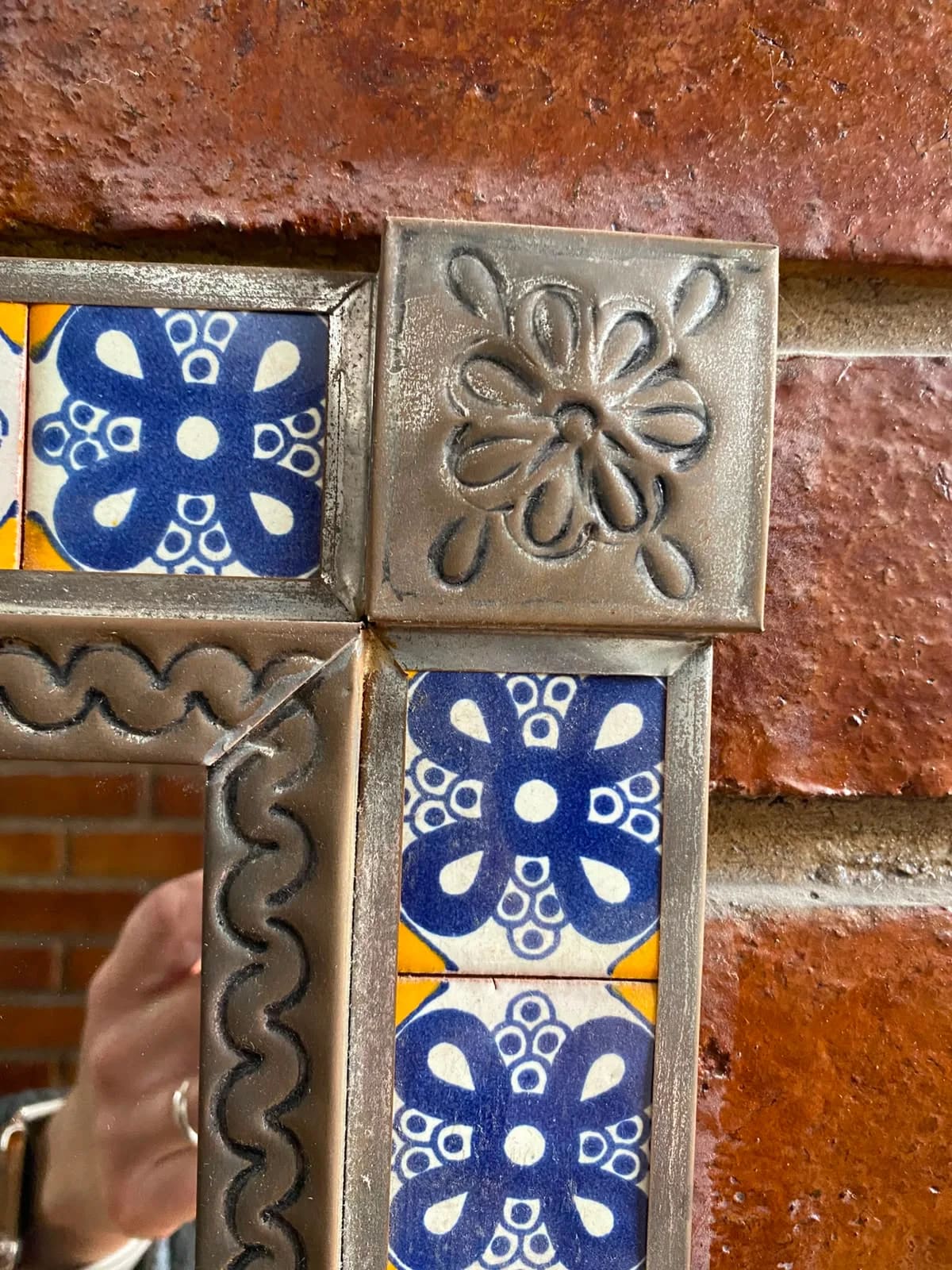 Espejo Mexicano Artesanal de Talavera y Metal - Imagen 4