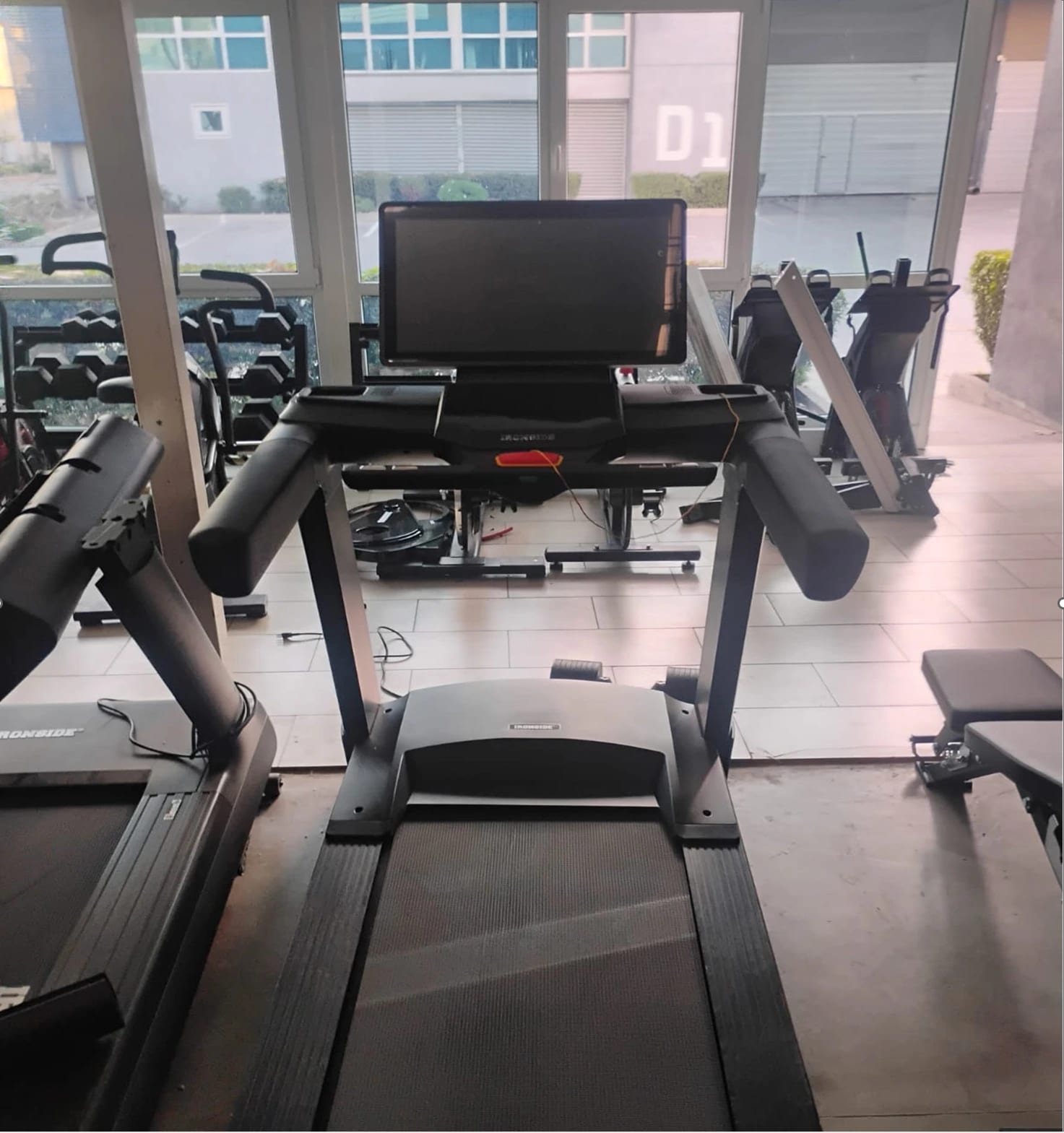 Trotadora Comercial LCD IRONSIDE Luxury - Imagen 4