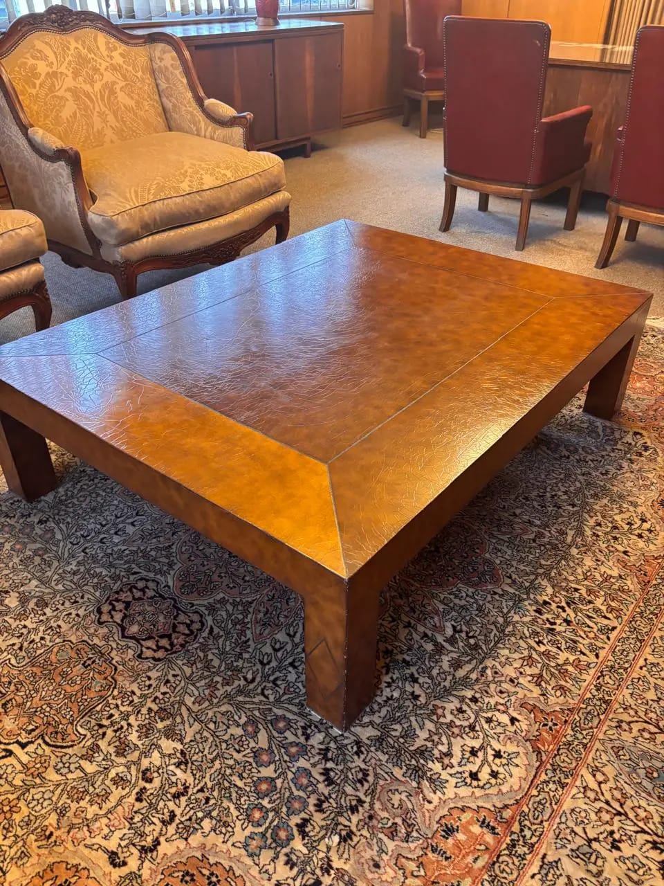 Mesa de centro de madera terminación cuero - Imagen 3