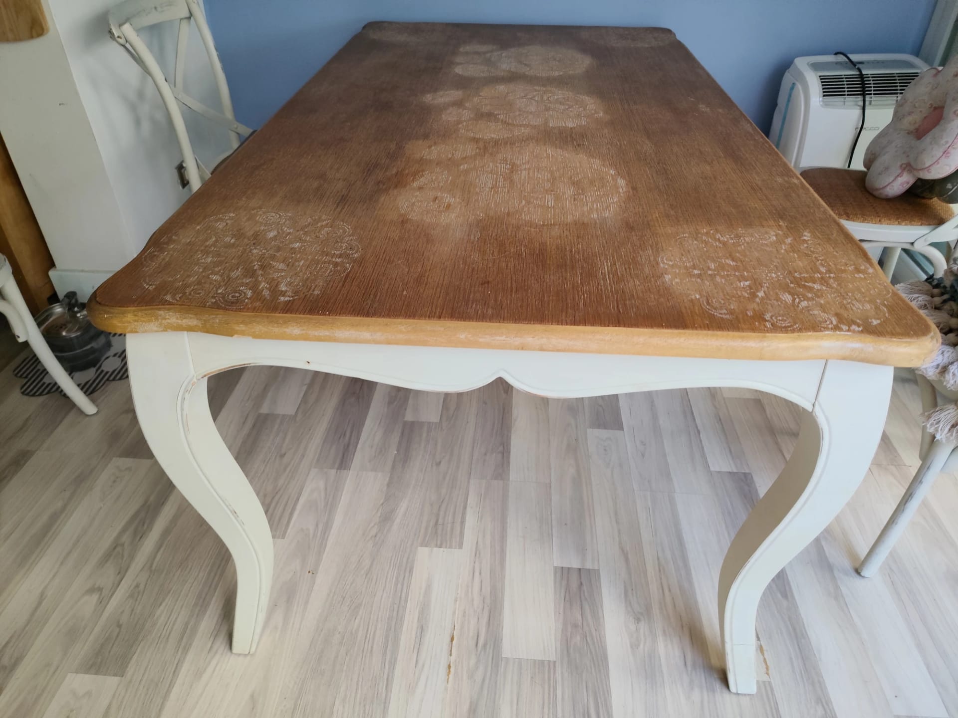 Mesa de comedor con diseño - Imagen 2