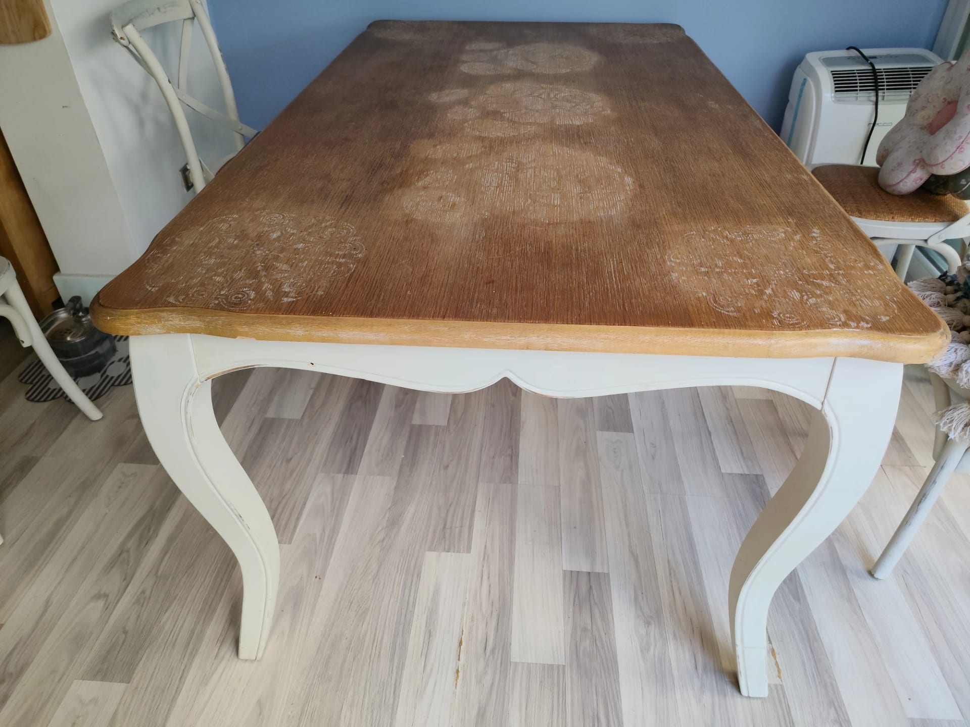 Mesa de comedor con diseño - Imagen 3