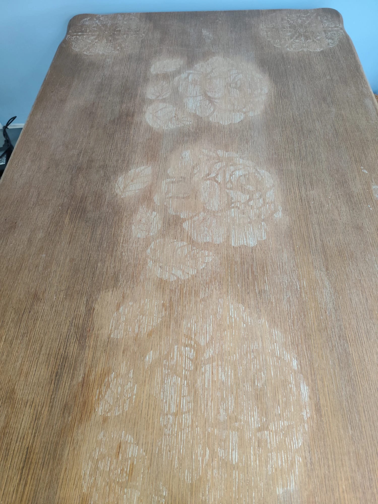 Mesa de comedor con diseño - Imagen 6